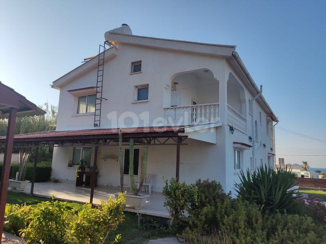 ① Kept 6 Bedroom Villa For Sale Location Lapta Kyrenia (guter Preis für ein solides Haus) ** 