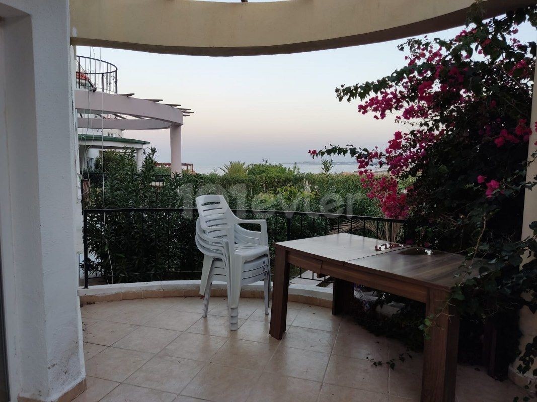 Хорошая приморская квартира с 3 спальнями и садом, расположенная в прибрежном районе Лапта (Lapta Yuruyus Yolu Kyrenia) (общий бассейн) ** 