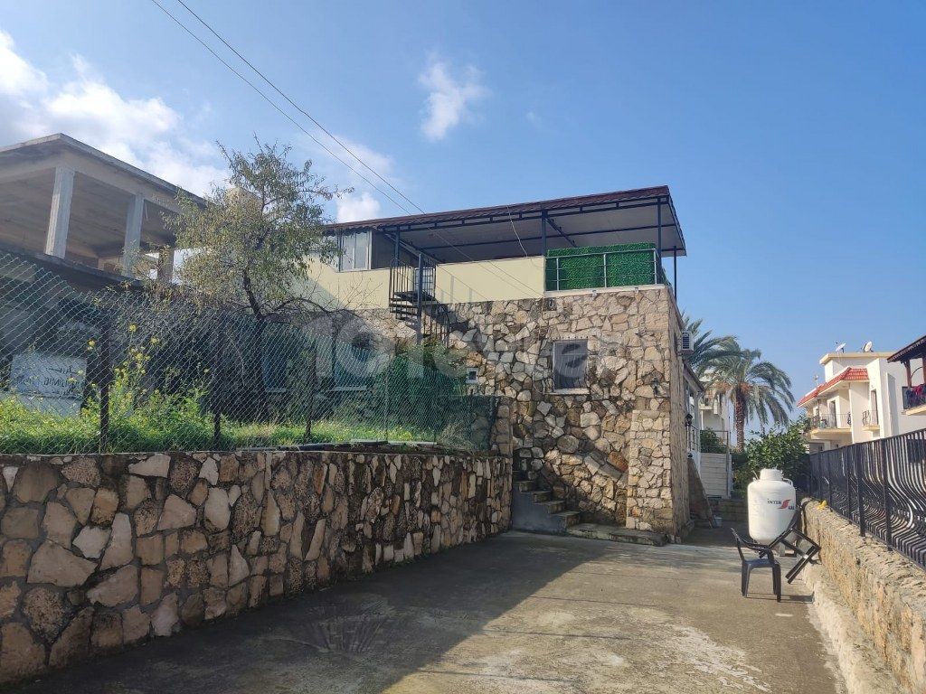 Schönes Haus mit 6 Schlafzimmern, 3 Wohnzimmern und 3 Küchen zum Verkauf, Standort Ozankoy Girne