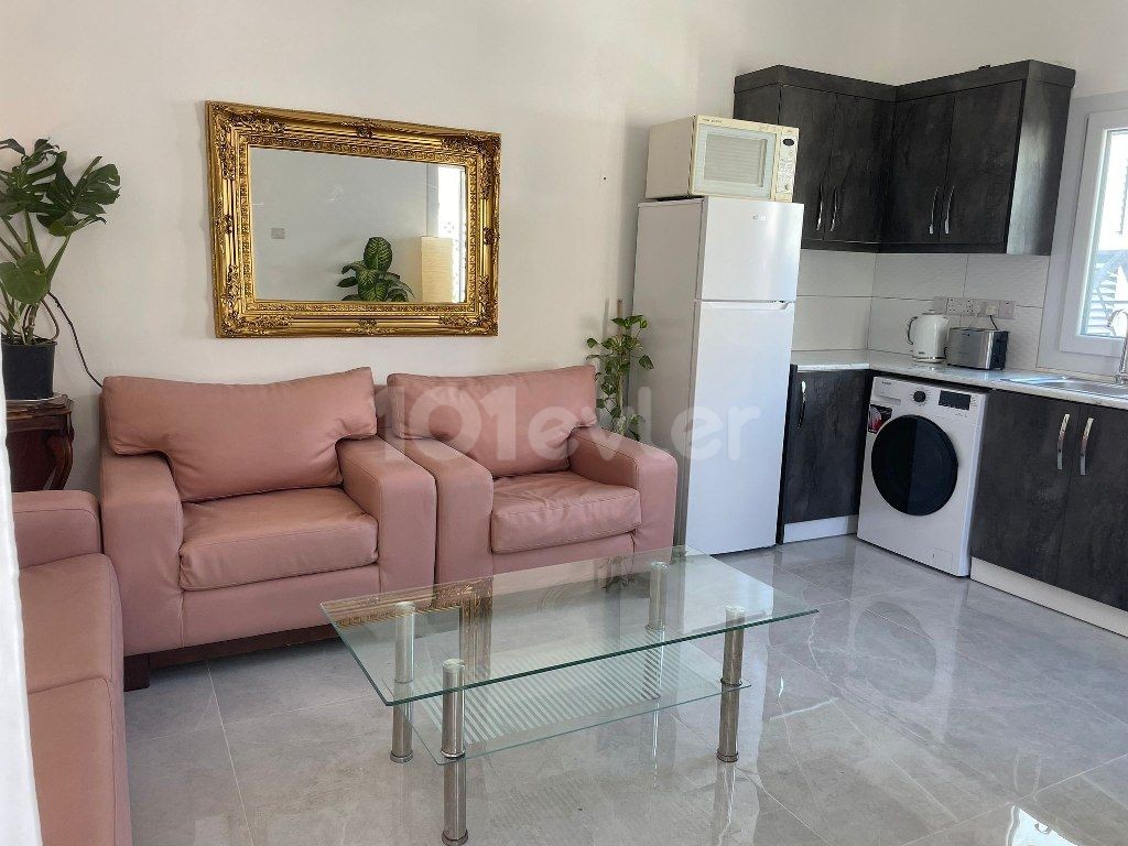 Renoviertes Haus mit 5 Schlafzimmern, 2 Wohnzimmern und 2 Küchen zum Verkauf, Lage hinter Simit Dunyasi Touristic Harbour City Center Kyrenia. (Tolle Investitionsmöglichkeit, geeignet für Ferienresidenz)