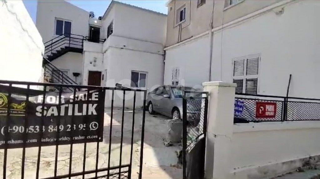 Renoviertes Haus mit 5 Schlafzimmern, 2 Wohnzimmern und 2 Küchen zum Verkauf, Lage hinter Simit Dunyasi Touristic Harbour City Center Kyrenia. (Tolle Investitionsmöglichkeit, geeignet für Ferienresidenz)