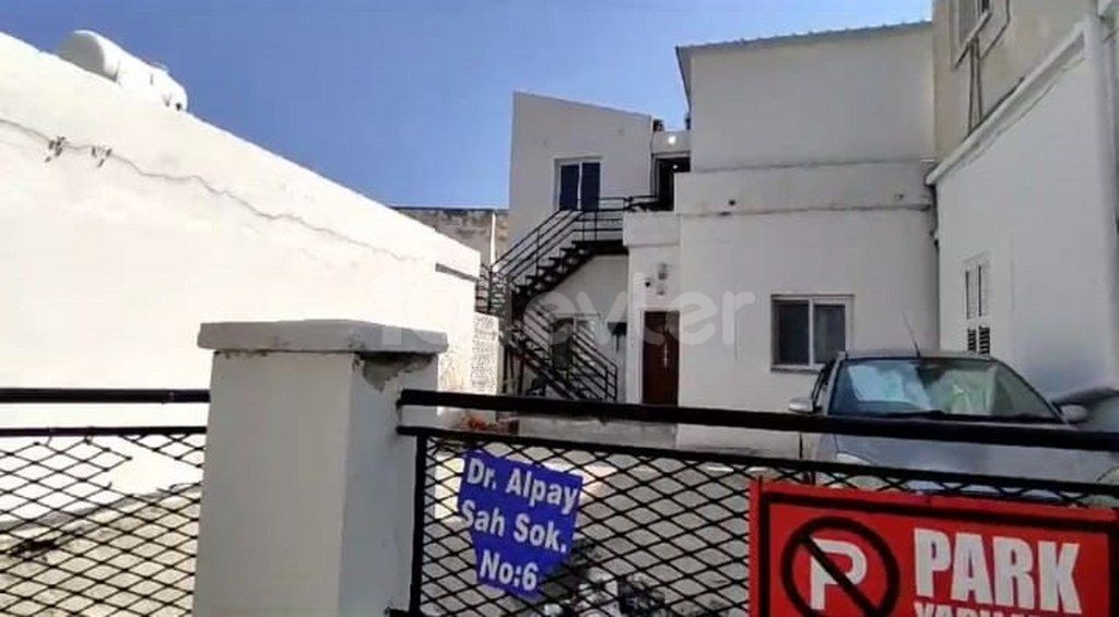 Renoviertes Haus mit 5 Schlafzimmern, 2 Wohnzimmern und 2 Küchen zum Verkauf, Lage hinter Simit Dunyasi Touristic Harbour City Center Kyrenia. (Tolle Investitionsmöglichkeit, geeignet für Ferienresidenz)