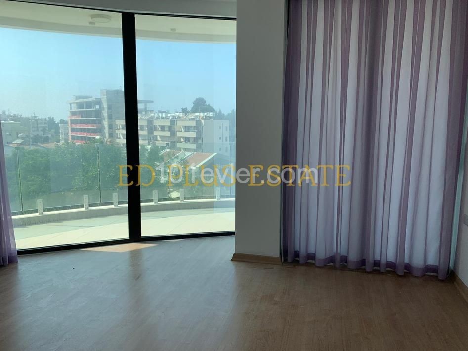 Girne Merkezde Kiralık Eşyasız 3+1 Lüks Daire