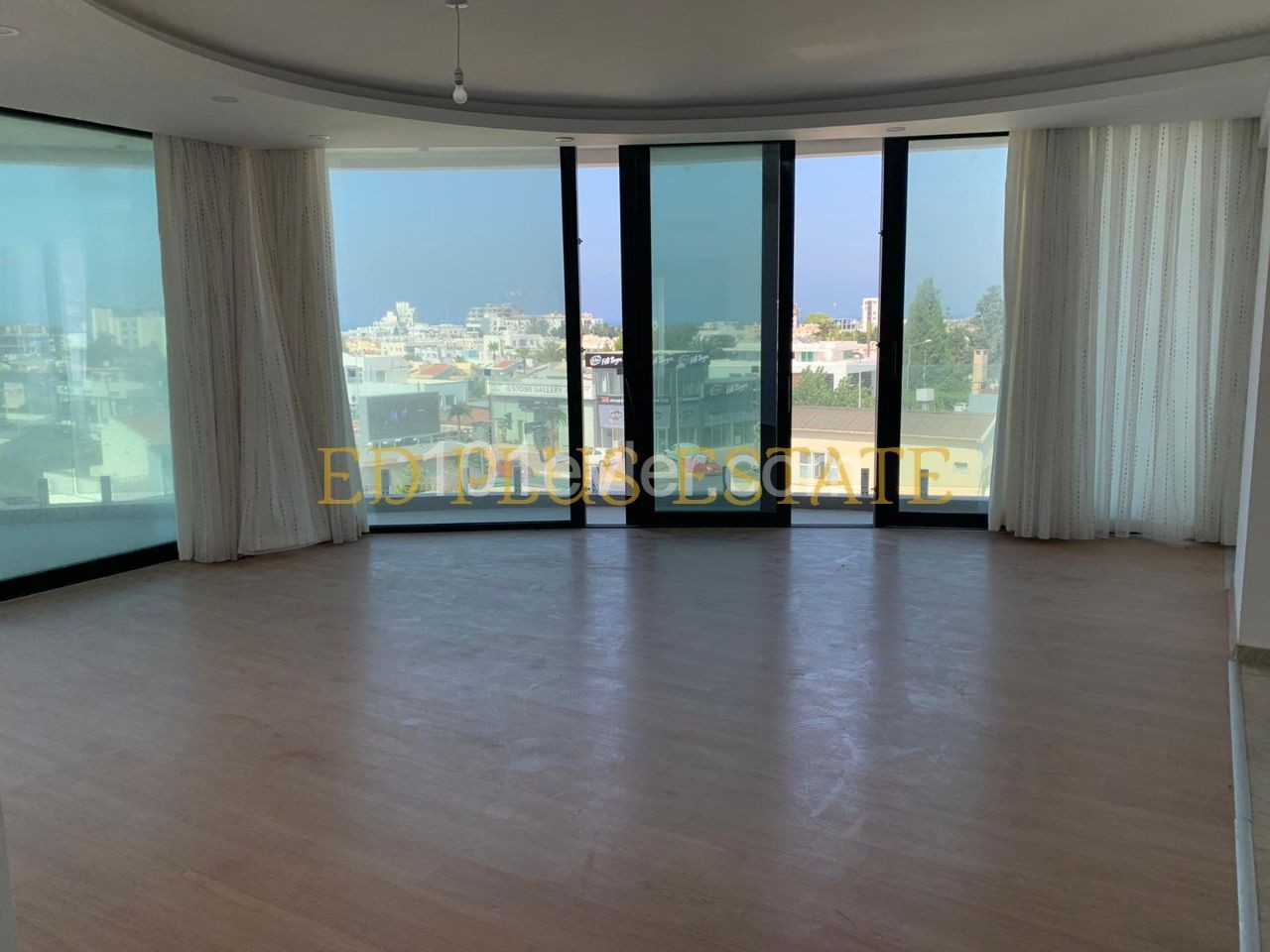 Girne Merkezde Kiralık Eşyasız 3+1 Lüks Daire