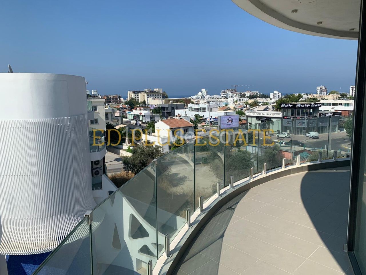 Girne Merkezde Kiralık Eşyasız 3+1 Lüks Daire