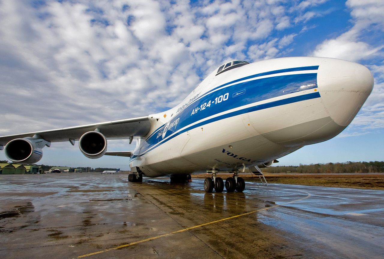 Самый большой российский. Самолет Руслан АН 124. АН-124 Руслан Волга Днепр. АН-124-100 Волга Днепр. Транспортный самолет АН-124 Руслан.