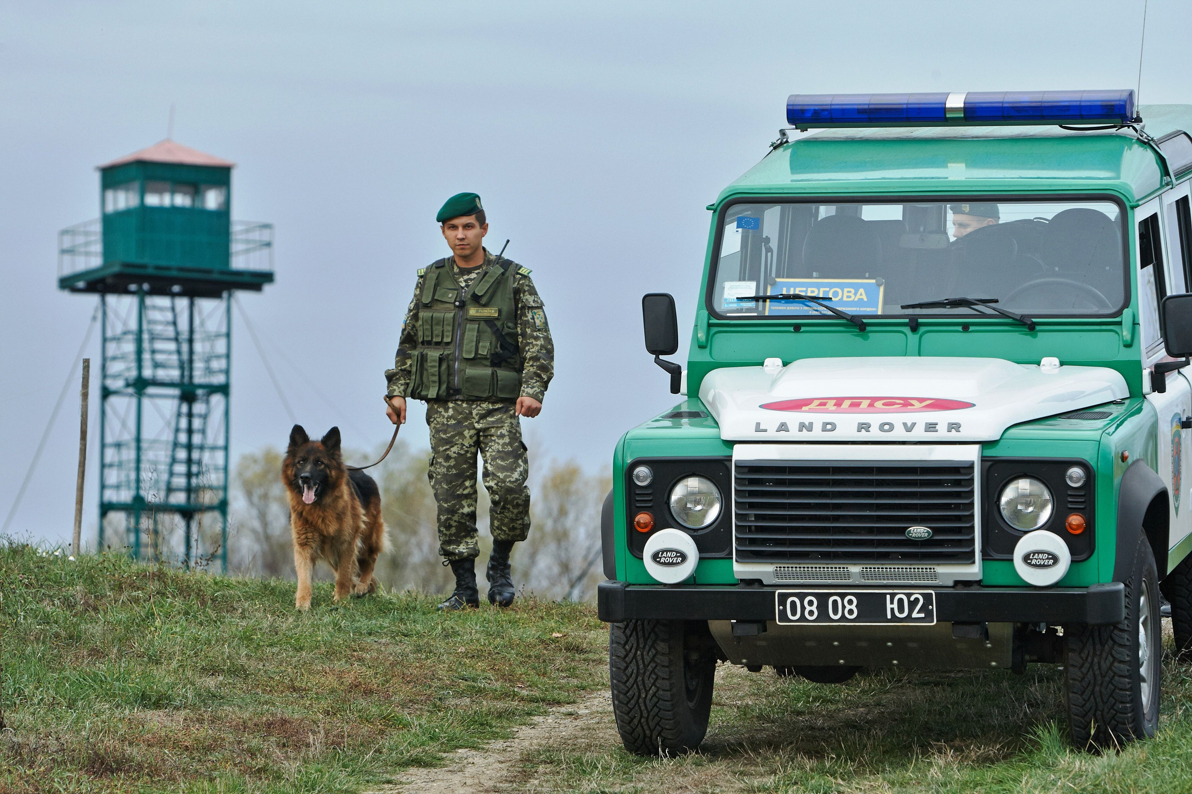 Пограничные войска это. Пограничники. Пограничная служба. Современные пограничники. Пограничники на службе.