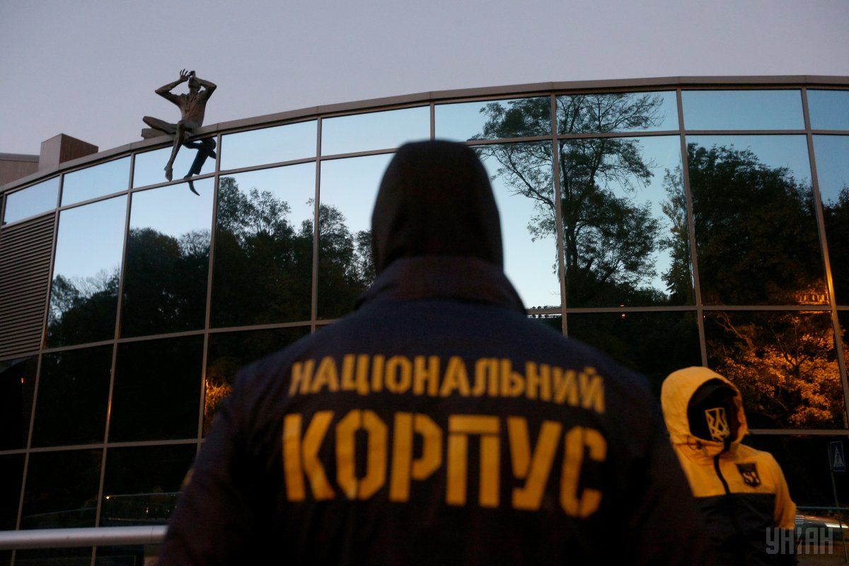 Національний корпус захопив вертолітний майданчик Януковича | weche