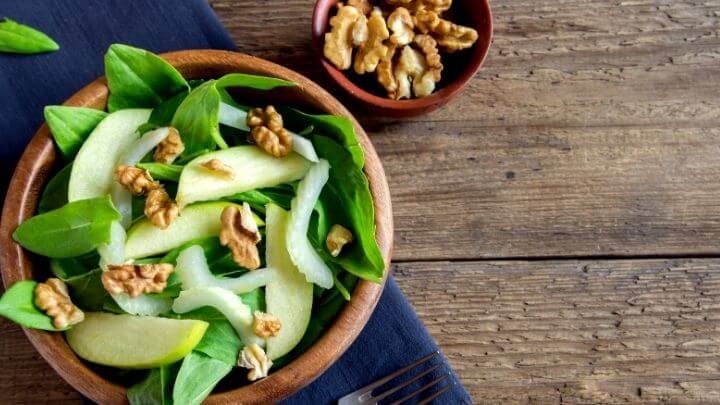 Spinach salad with walnuts and apples