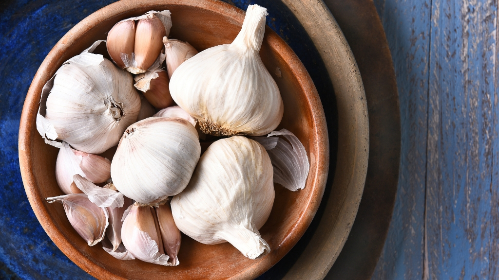 garlic in wooden bowl