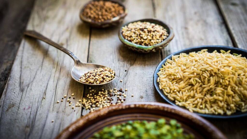 Bowls with different grains in them