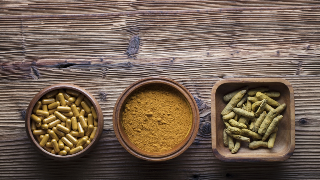 Turmeric roots, curcumin powder and capsules