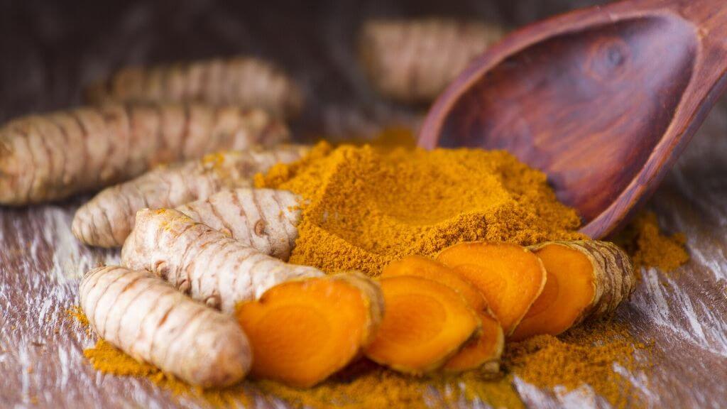 Turmeric root and curcumin powder