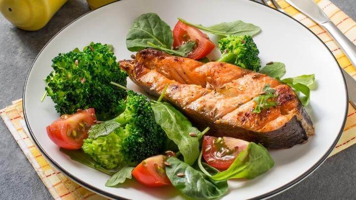 Grilled Salmon with tomatoes, spinach and broccoli