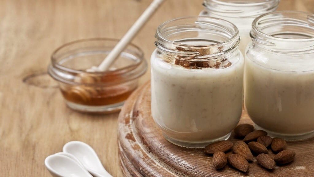 Yogurt with almond and honey as an afternoon snack