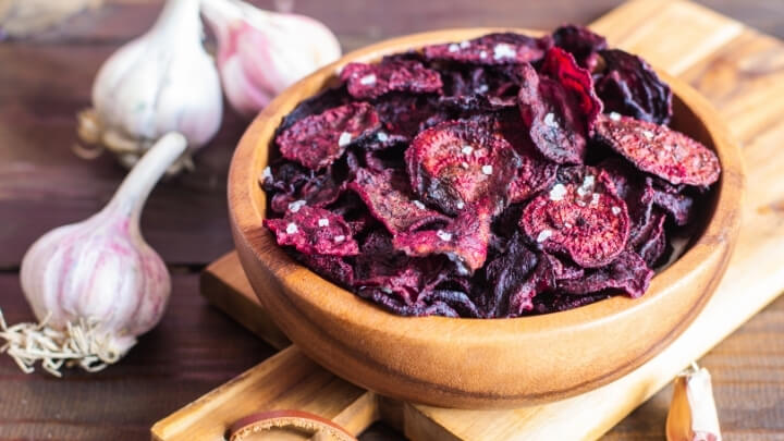 Baked beetroot crisps with garlic