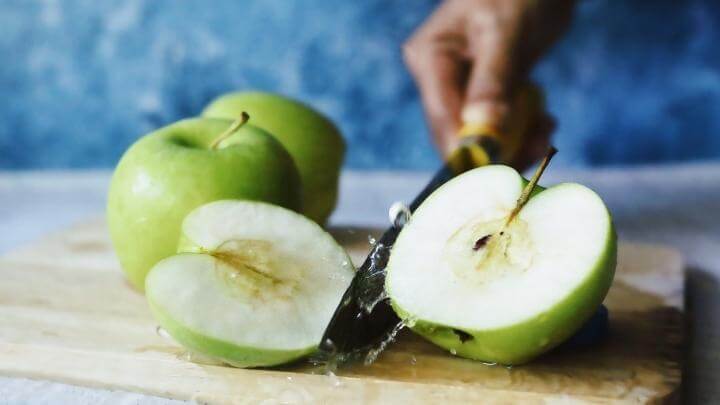 Cutting juicy granny apples