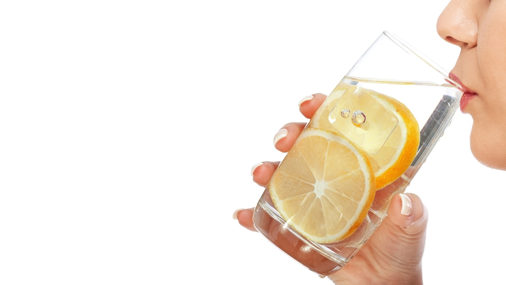 Витамины пить натощак. Стакан воды с лимоном. Вода с лимонным соком для умывания. Вода с лимоном полезна для кожи?. Детокс вода с лимоном.