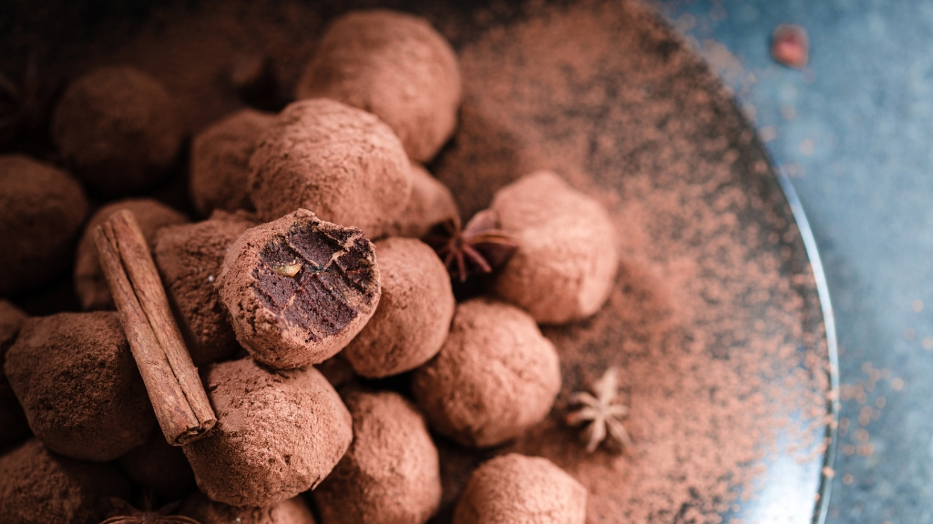 Chocolate balls with cinnamon