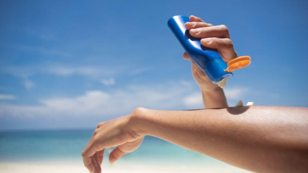 Applying safe sunscreen protect ocean coral reefs