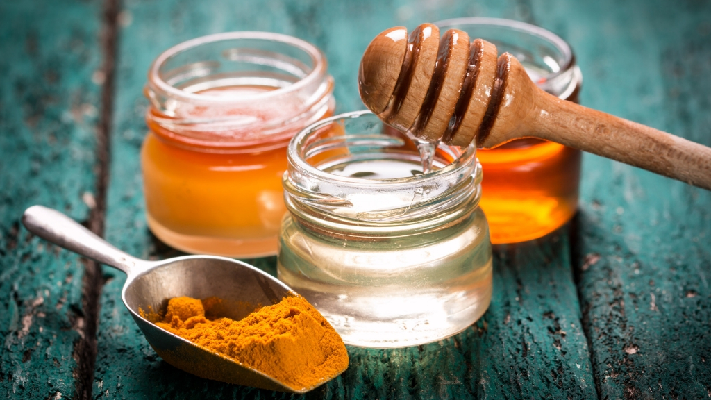 Honey and curcumin powder