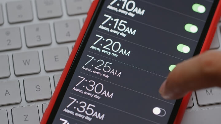 Setting alarms on a smart phone