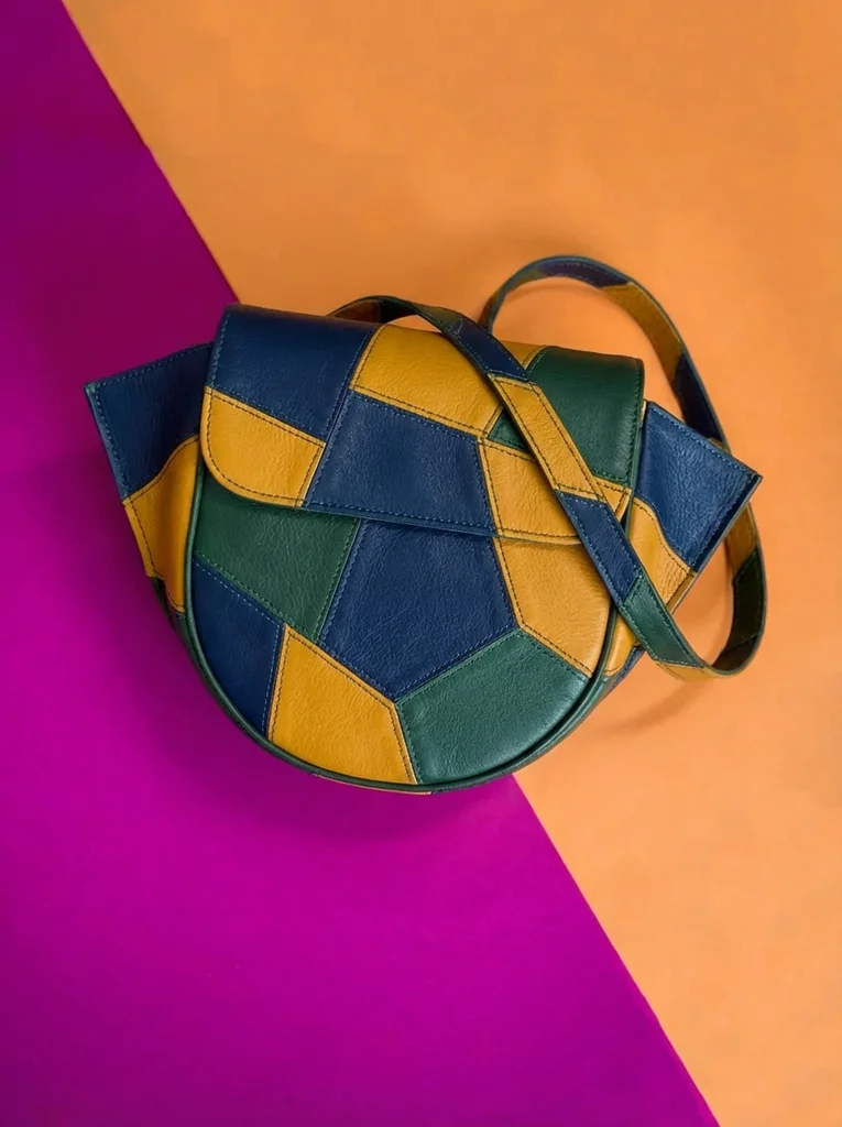 Después: «Agrega partes azul oscuro, amarillo oscuro y verde oscuro a este bolso» → versión patchwork