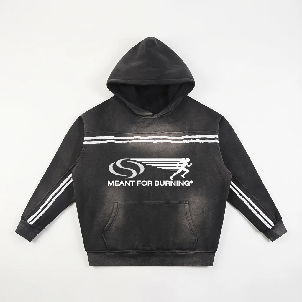 Depois: Mockup de um moletom streetwear → foto de produto plana de estúdio, estampa e listras sem mudança