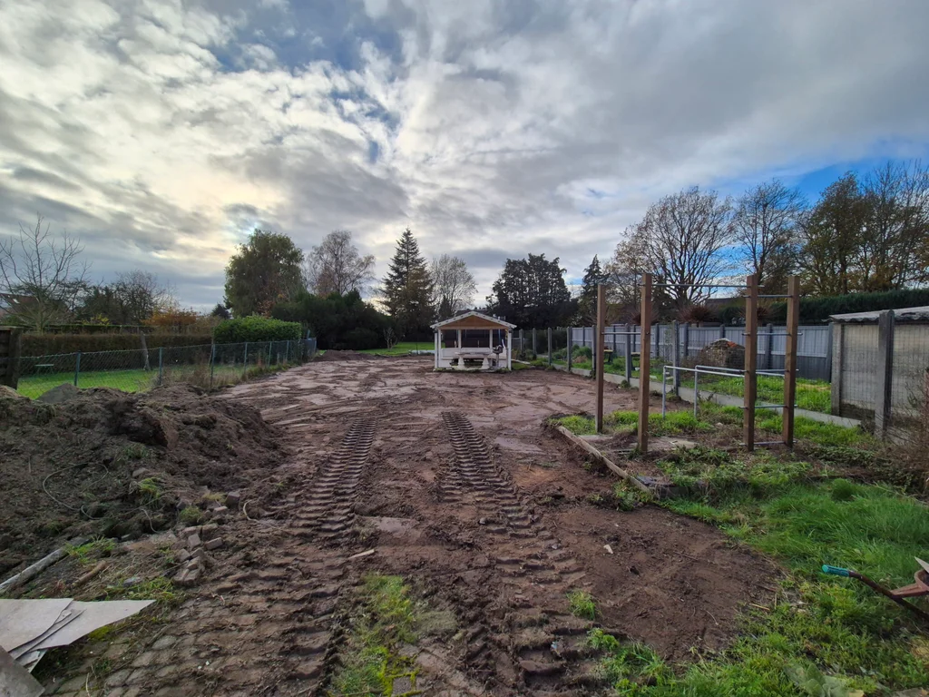 Antes: Terreno enlameado após a terraplenagem