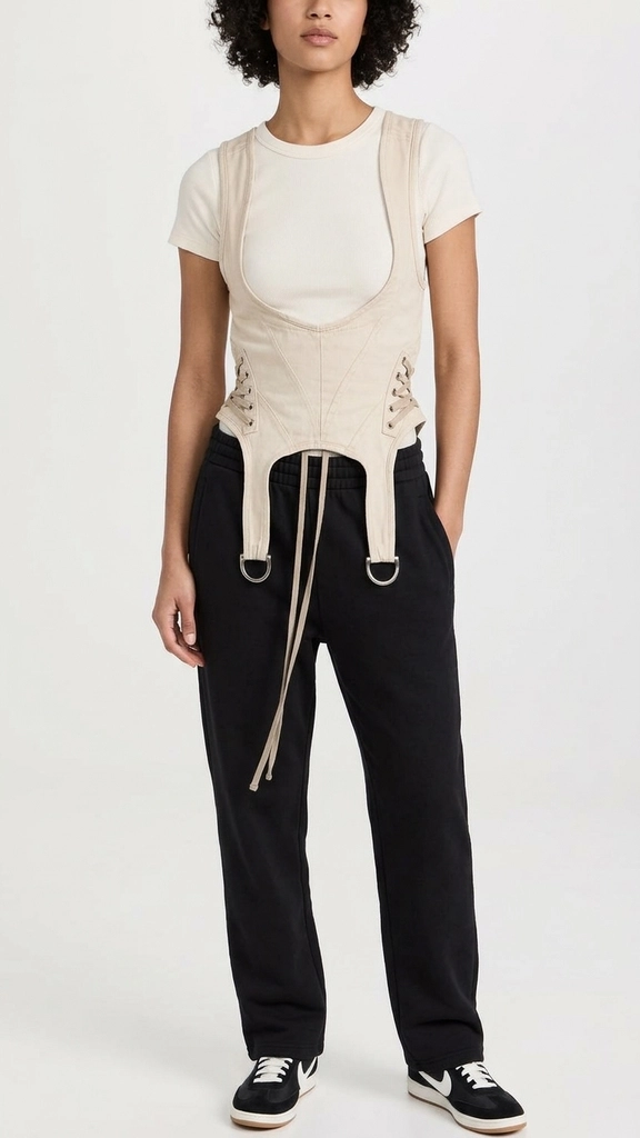 Depois: Amostra de um top corset → «mantenha exatamente igual, coloque numa modelo sobre camiseta branca e calça de moletom preta»