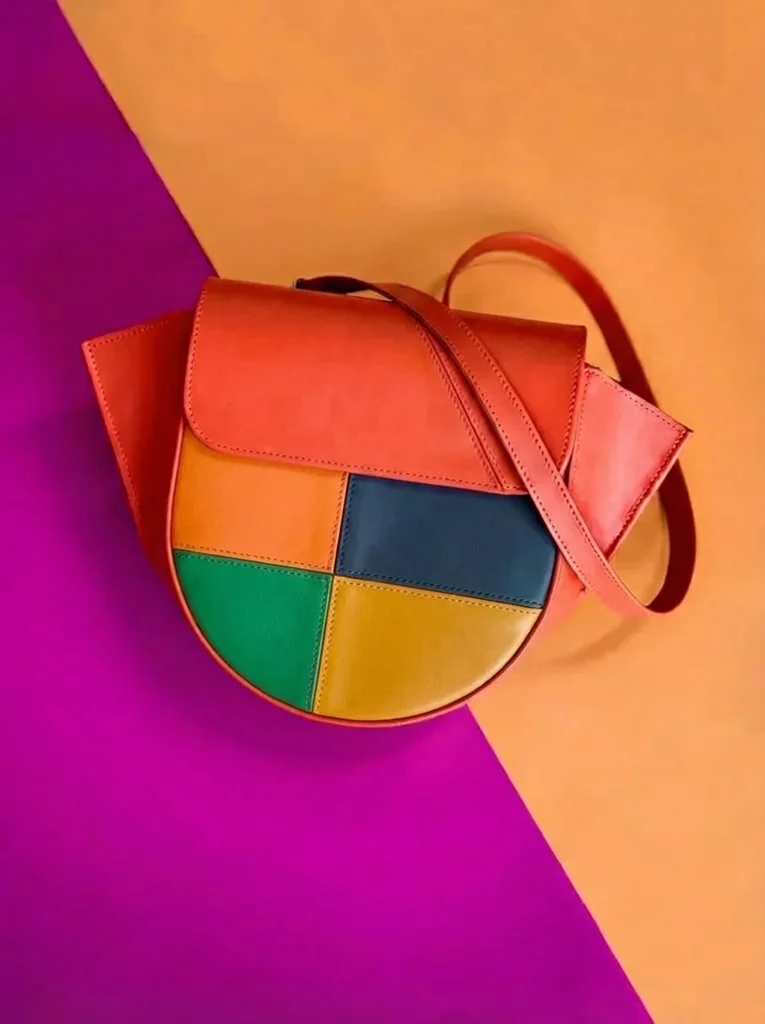 Después: Bolso liso de piel naranja → cuerpo dividido en cuatro paneles de color, solapa y correa sin cambios