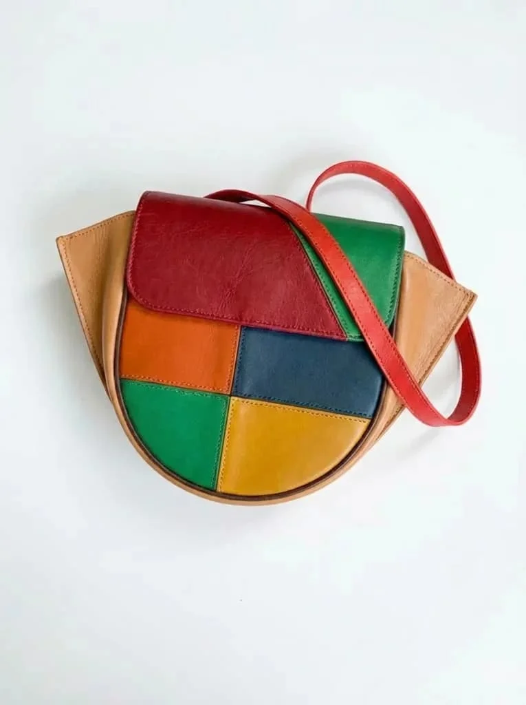 Antes: «Pinta los costados del bolso mate y la parte central de piel café»