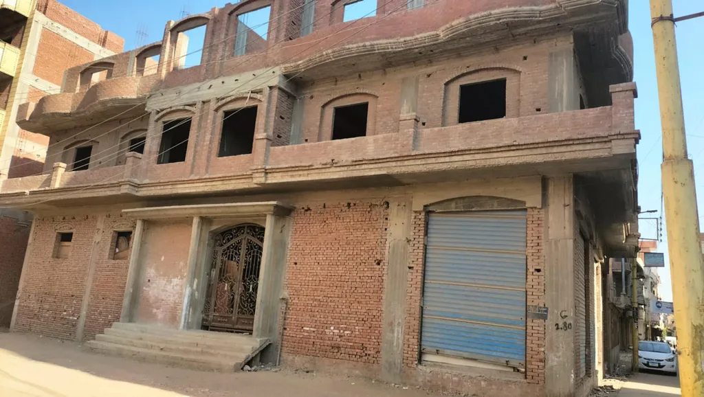Antes: Edificio de ladrillo en obra negra