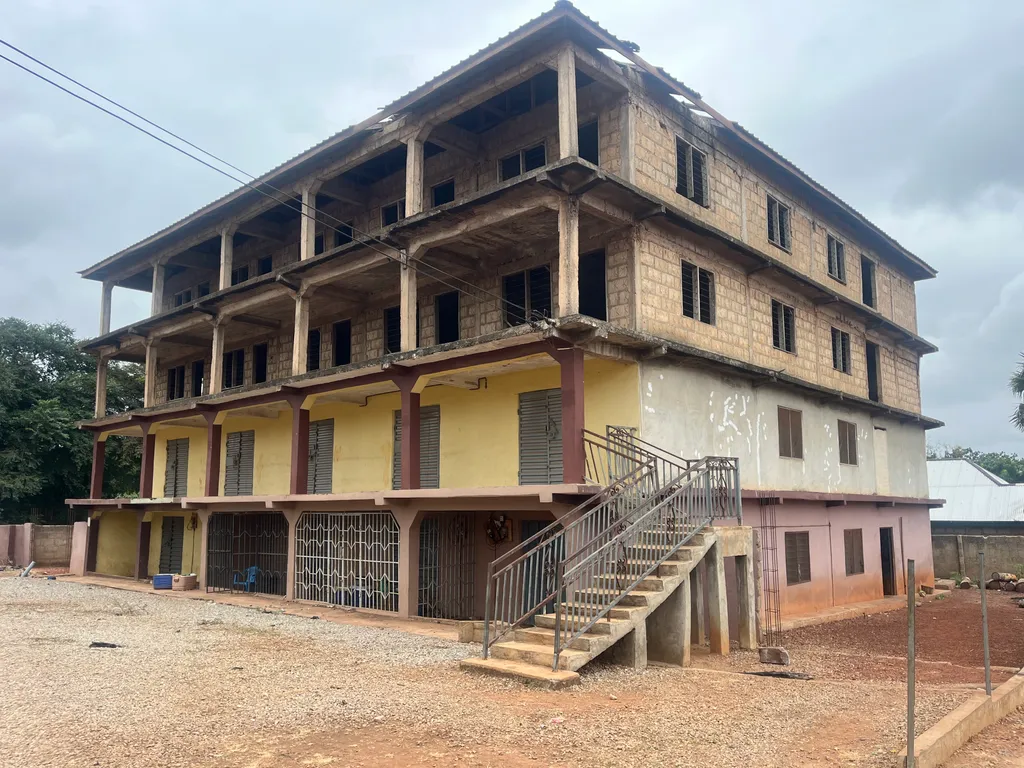 Antes: Edificio de cuatro pisos en construcción