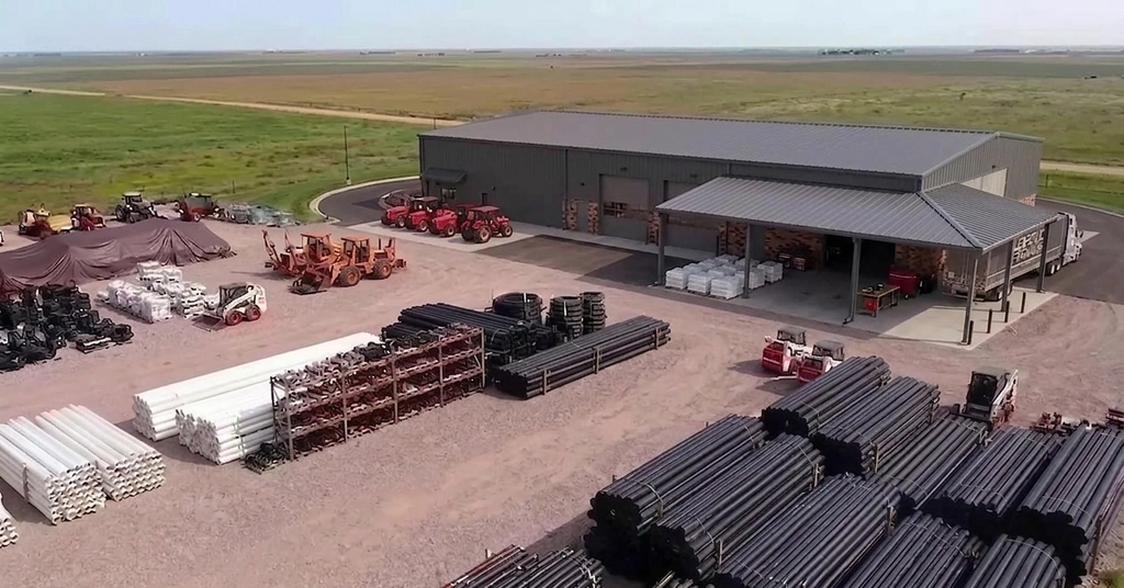 Después: «Pon una cubierta sobre la puerta de garaje derecha en la parte trasera de la fachada» → nueva marquesina