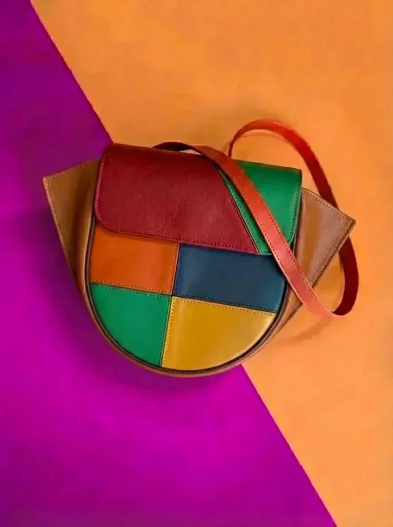 Antes: Bolso de bloques de color sobre fondo morado y naranja