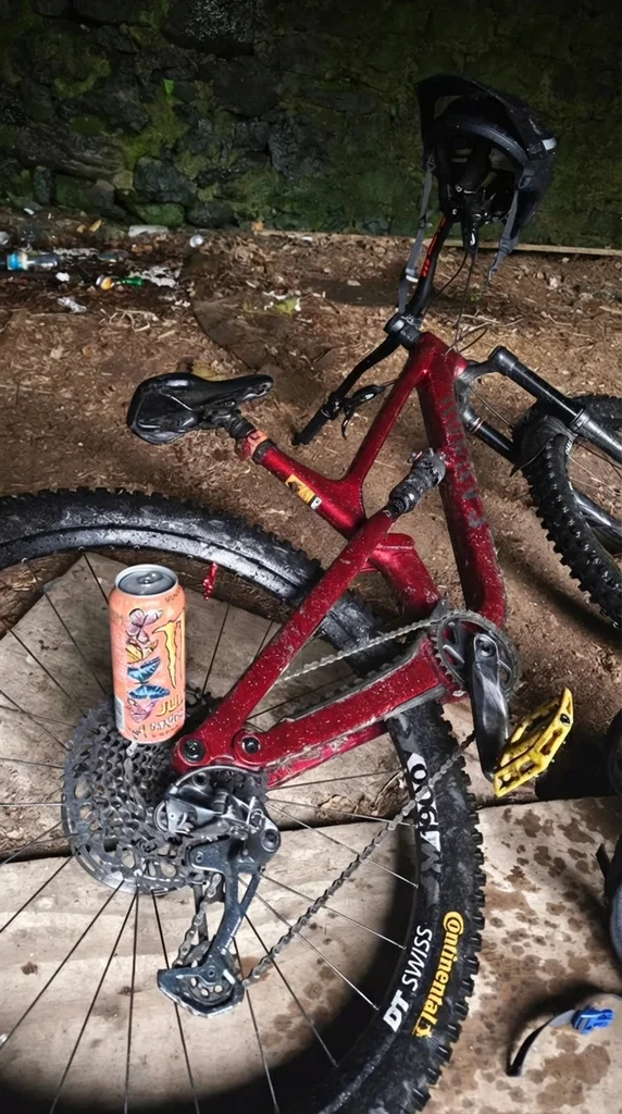 Depois: Mountain bike do cliente → quadro vermelho metálico com respingos prata, o resto igual