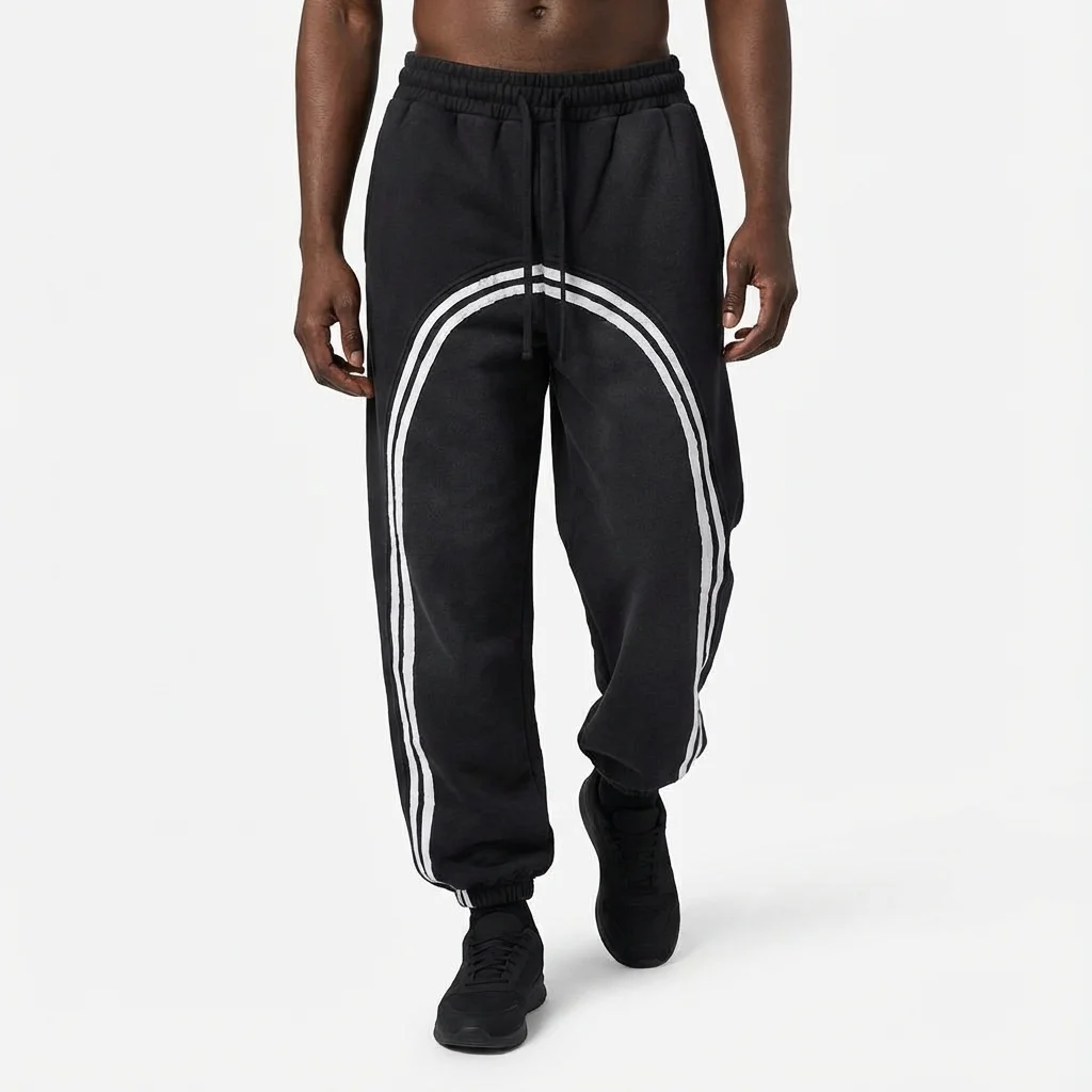 Depois: Foto plana de uma calça esportiva preta → foto com modelo para e-commerce, fundo branco