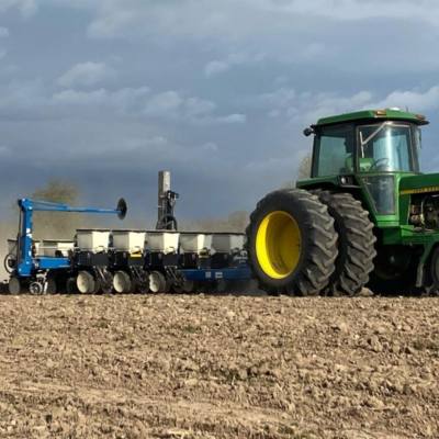 Missouri farmers plant a little less corn, soybeans