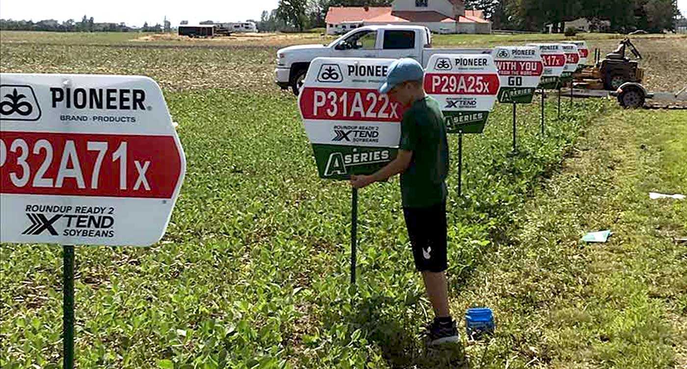 Saathoff placing signs IMG 1646 1400x753