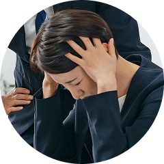 頭を抱える担当者