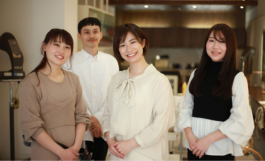 施術に集中するサロンオーナーのイメージ