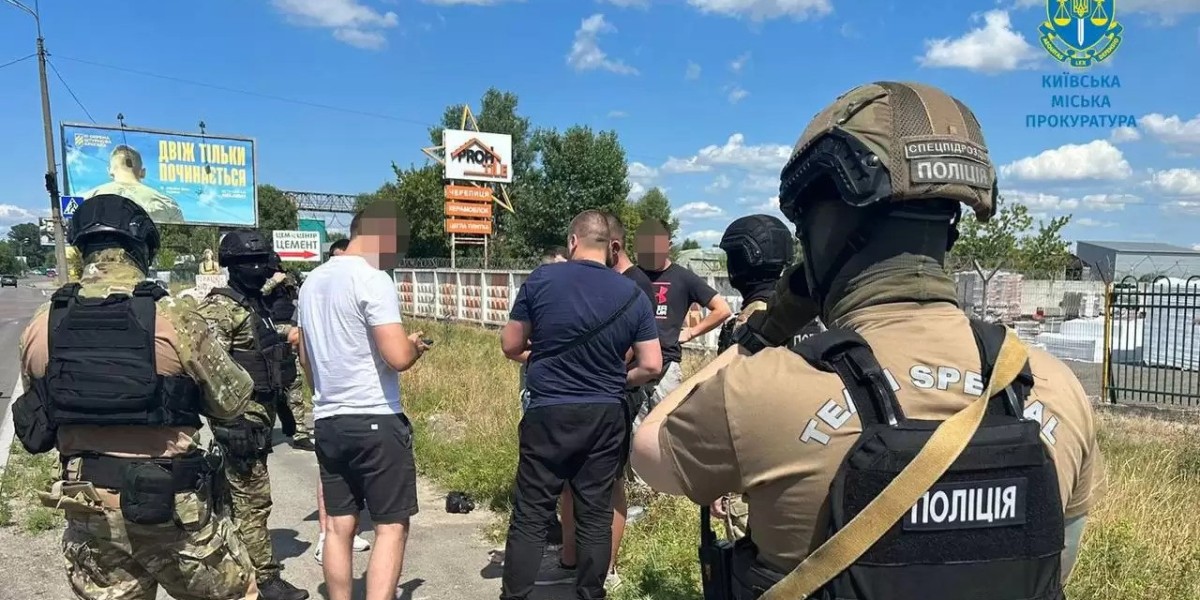 Києві затримали чоловіків, які палили авто військових та обладнання критичної інфраструктури