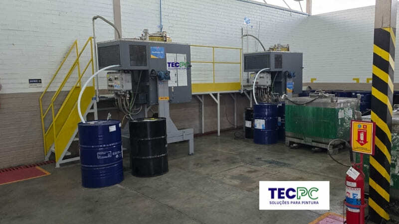 Equipamento para recuperar solvente em funcionamento na industria
