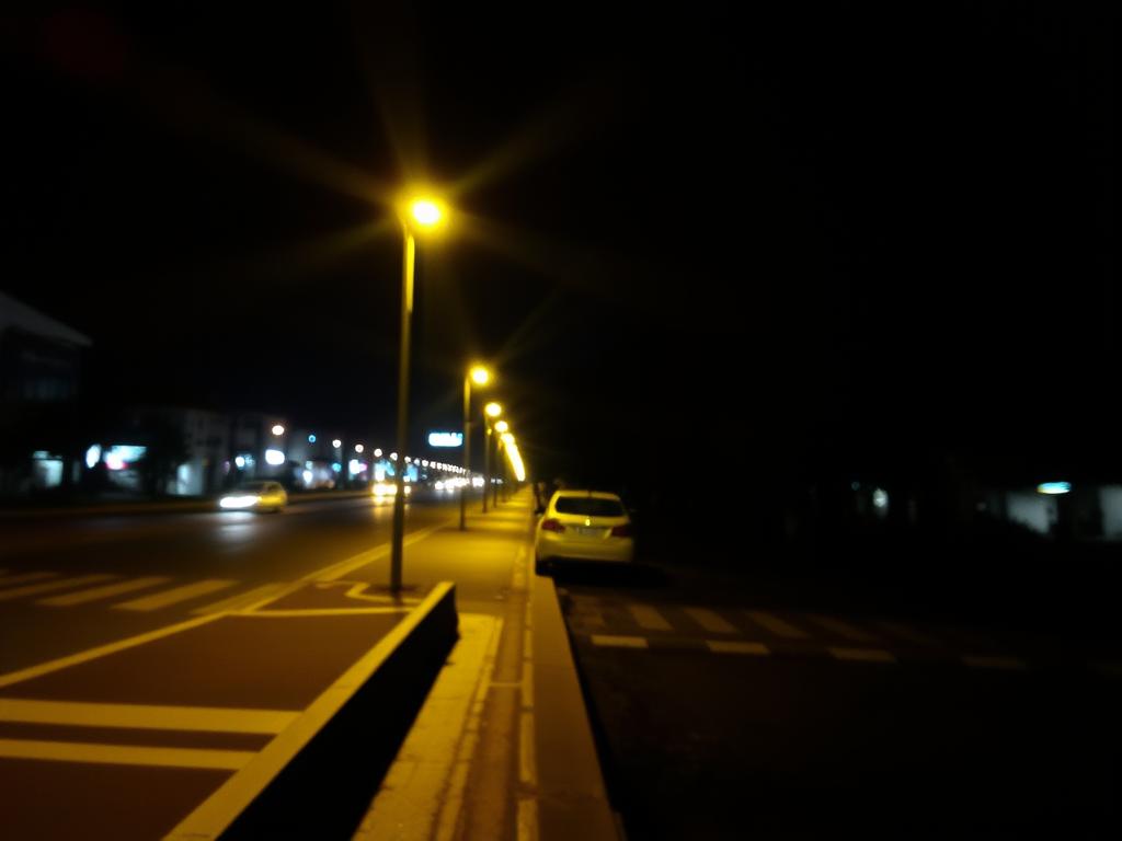 Foto noturna tirada com o Galaxy S24 Plus mostrando o desempenho em baixa luz