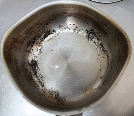 鍋の中の水を流した状態