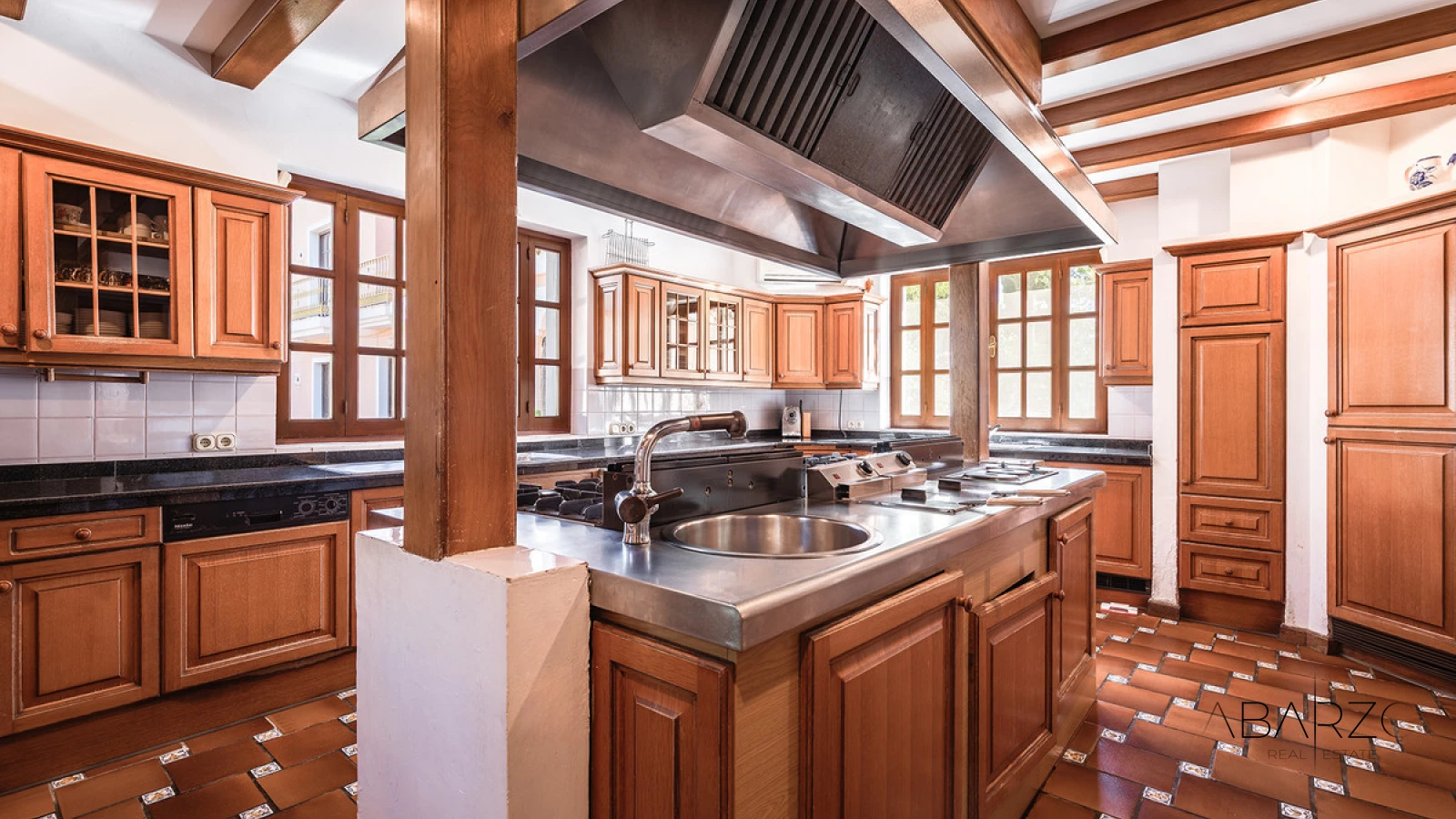 Mediterranean Estate with Sea and Mountain Views near Sierra Blanca, Marbella — interior, Golden Mile, Marbella (9 of 49)