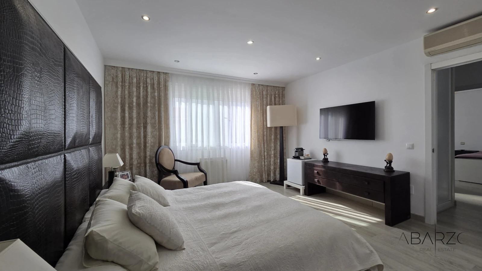 Corner townhouse in Nagüeles, Marbella with sea views and private garden — interior, Golden Mile, Marbella (22 of 49)