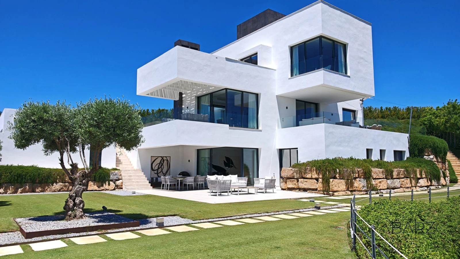 Villa for sale in Benahavis with private pool and sea views — luxury property for sale in Monte Mayor, Benahavís