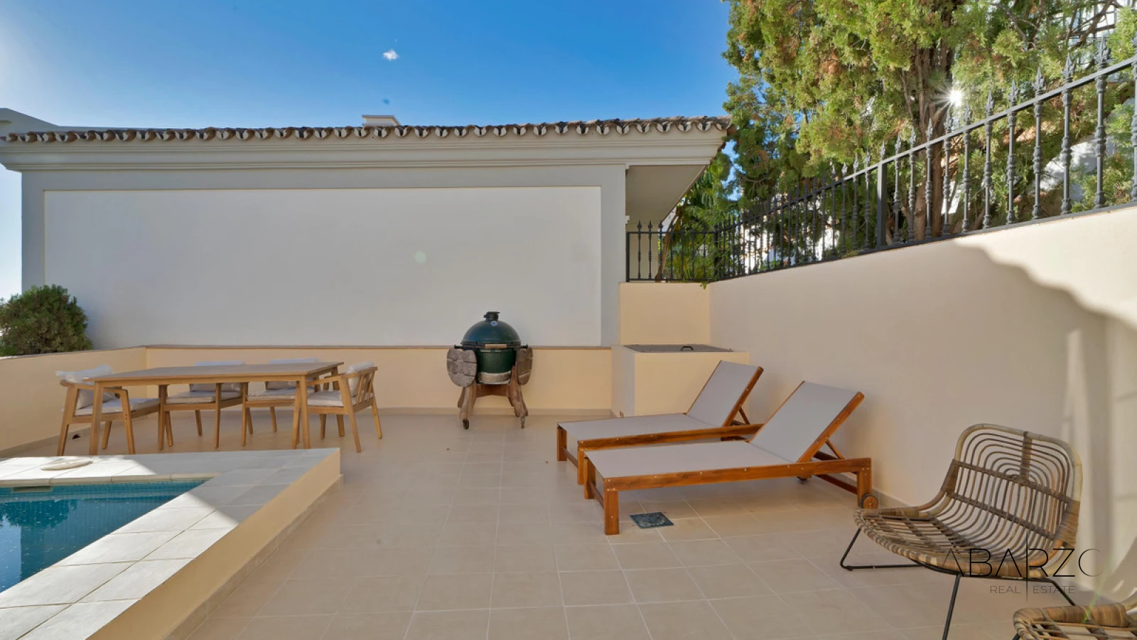 Exquisitely Renovated Townhouse in Aldea Dorada with Terrace and Plunge Pool — luxury property for sale in Nueva Andalucía, Marbella